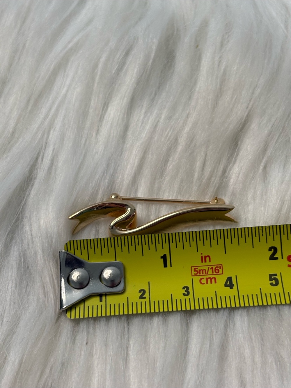 Avon Gold-Tone Sculptural Wave Brooch - Picture 5 of 5